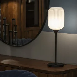 Straluma Hoge tafellamp zwart met wit glazen kap></noscript> Slaapkamerlampen|Woonkamerlampen