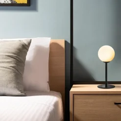 Straluma Mat zwarte tafellamp met witte glazen bol></noscript> Tafellampen|Industriële Verlichting