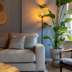 Straluma Mat zwarte vloerlamp met bamboe kap></noscript> Vloerlampen|Botanische Verlichting