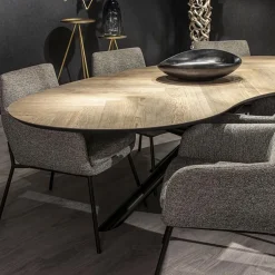 Straluma Organische eettafel eiken met zwarte poot en visgraat></noscript> Eettafels