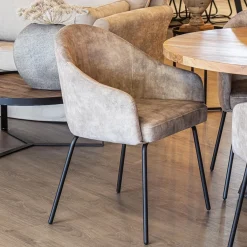 Straluma Stoffen armstoel sand met smalle metalen poot></noscript> Eetkamerstoelen