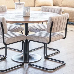 Straluma Stoffen eetkamerstoel met zwart metalen frame></noscript> Eetkamerstoelen