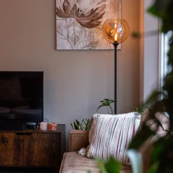 Straluma Strak klassieke vloerlamp zwart met amber glas 30 cm></noscript> Vloerlampen|Klassieke Verlichting