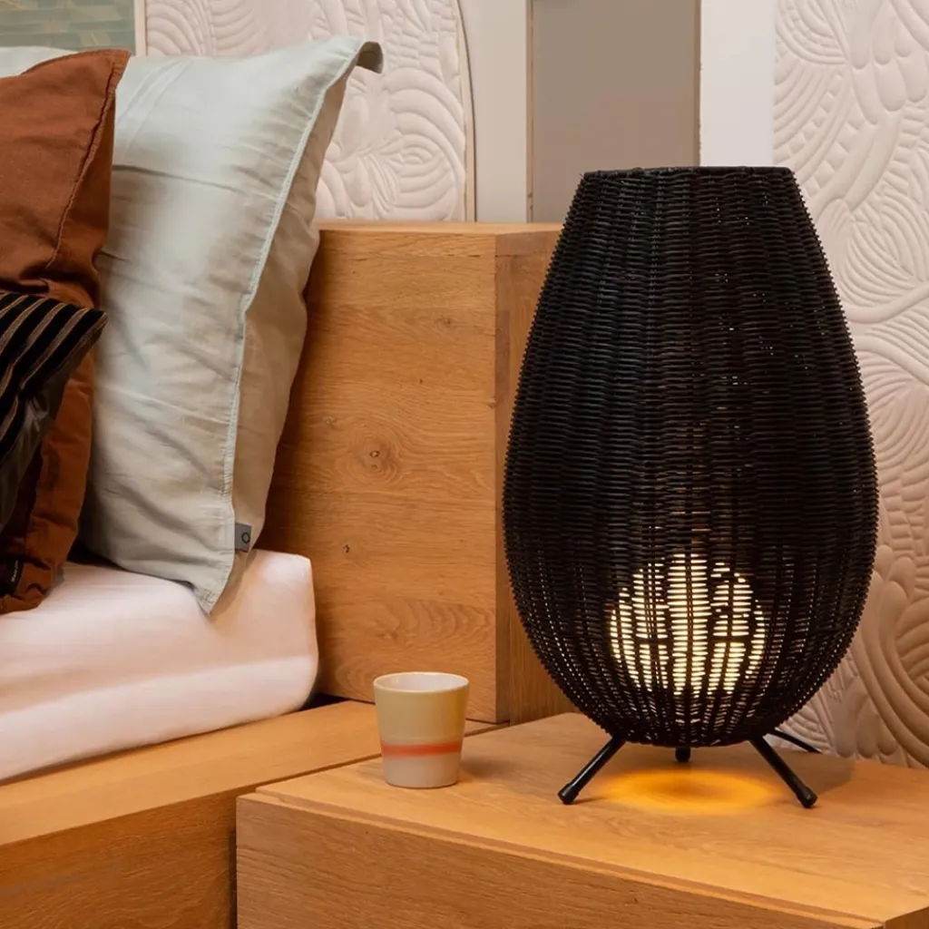 Straluma Zwarte rotan tafellamp met gouden driepoot> Tafellampen|Beach Verlichting